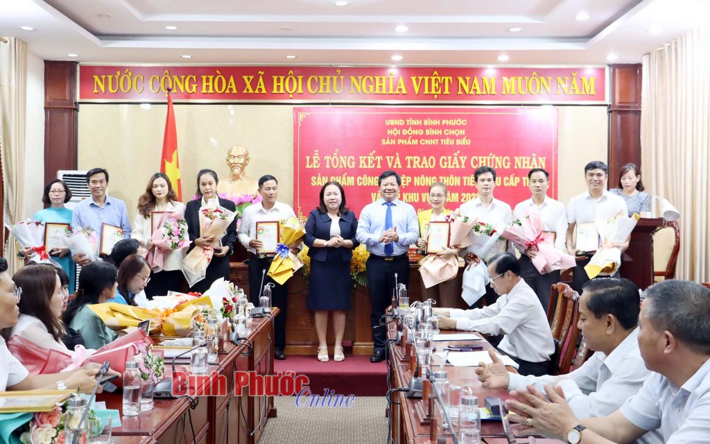Phó Chủ tịch UBND tỉnh Trần Văn Mi và Phó Giám đốc Sở Công Thương Trương Tấn Nhất Linh tặng hoa và trao giấy chứng nhận sản phẩm CNNT tiêu biểu cho các cơ sở