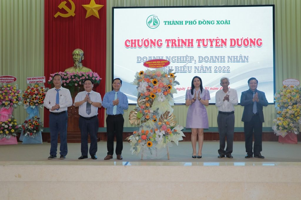 Bí thư thành ủy Hà Anh Dũng, phó Bí thư Võ Đăng Khoa và chủ tịch UBND thành phố Nguyễn Minh Bình chúc mừng các doanh nghiệp, doanh nhân tiêu biểu năm 2022 