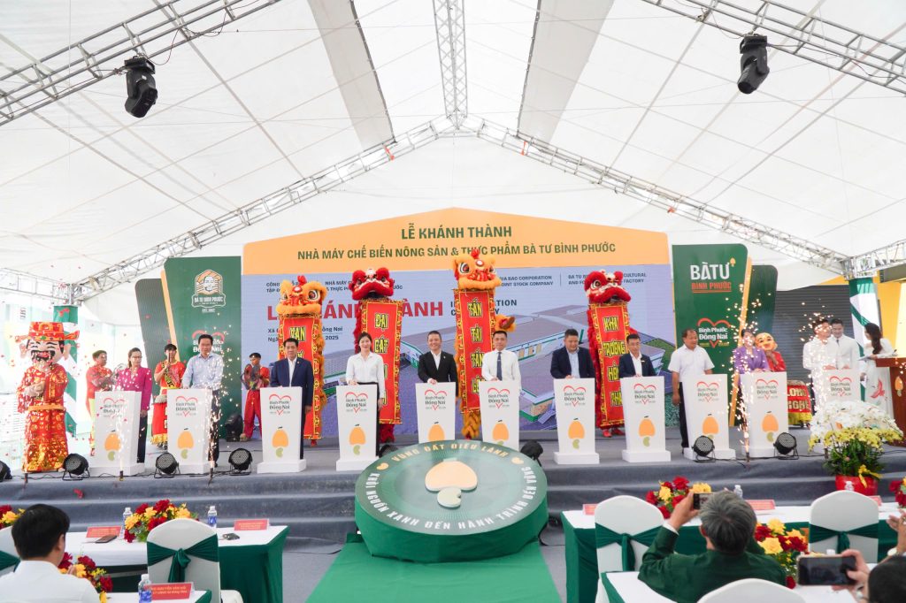 Các đại biểu nhấn nút khánh thành Nhà máy Chế biến nông sản và thực phẩm Bà Tư Bình Phước
