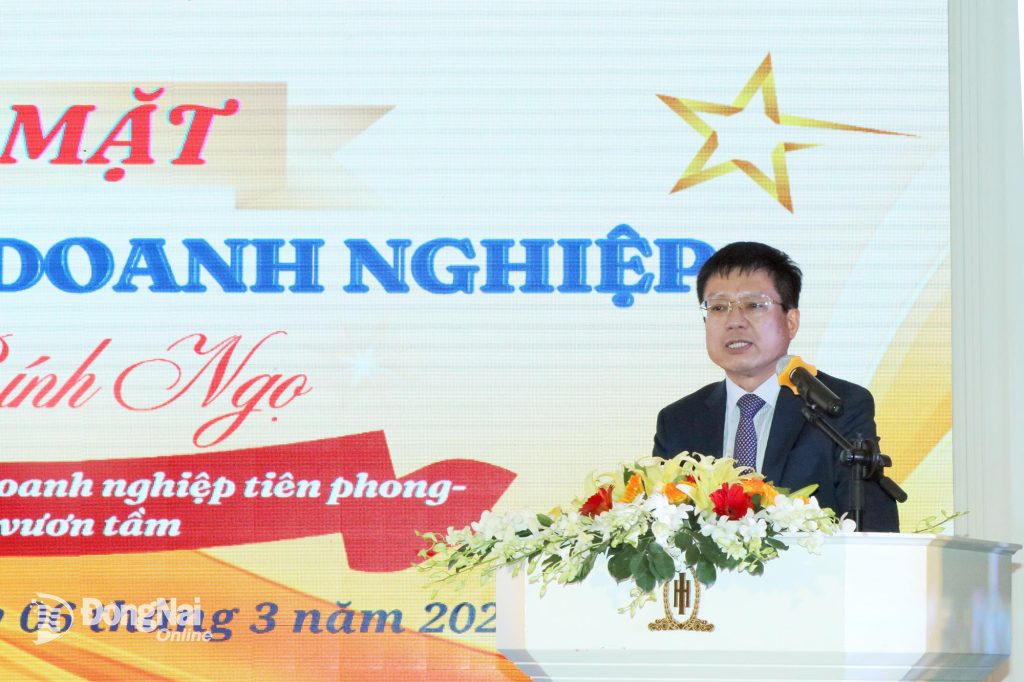 Chủ tịch Liên đoàn Thương mại và Công nghiệp Việt Nam Hồ Sĩ Hùng phát biểu chào mừng và chia sẻ cùng các doanh nghiệp. Ảnh: Vương Thế